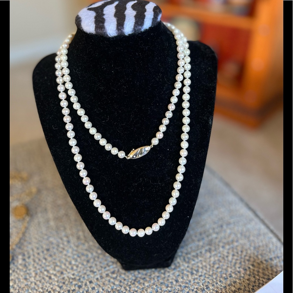 Beautiful classy costume Pearls with luster & double clasp to hold secure 💗